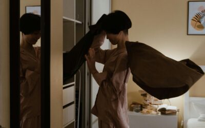 Ein Einbauschrank mit einer Schiebetür für das Schlafzimmer