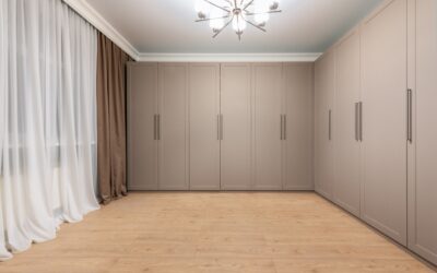 Kleiderschrank bis zur Decke – Vorteile und Nachteile