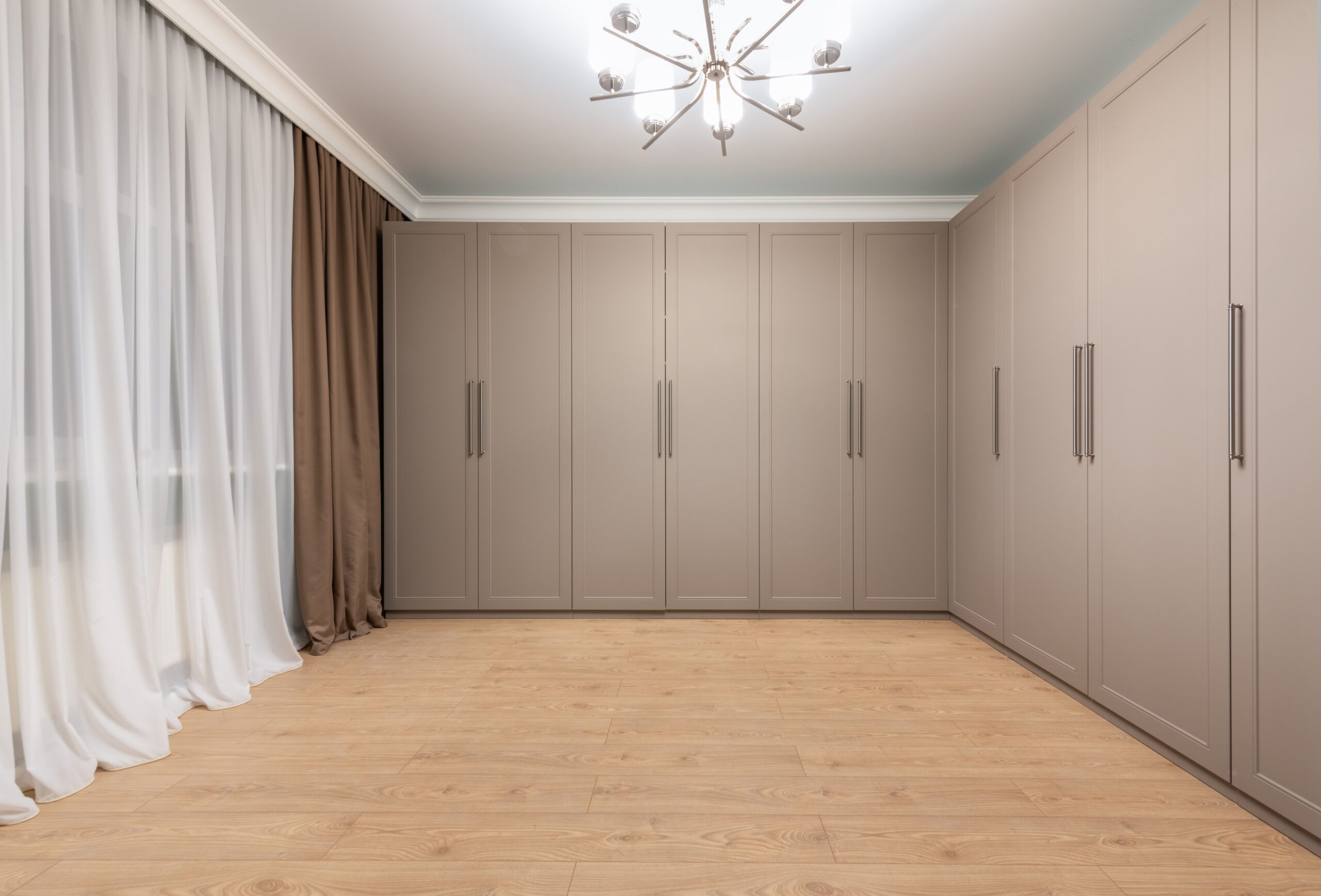 Kleiderschrank bis zur Decke