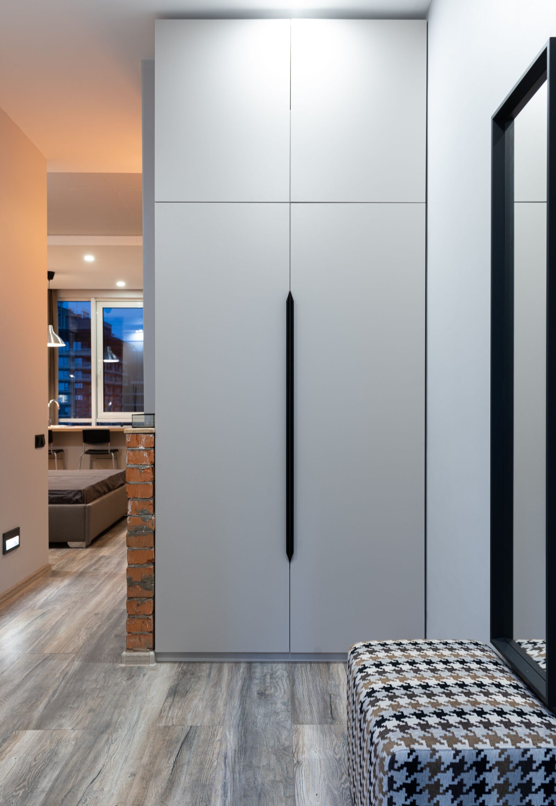 Einbauschrank als Raumteiler nach Maß für offene Wohnbereiche